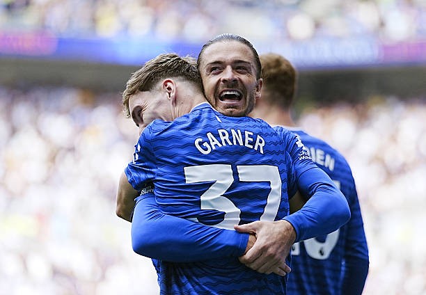 Grealish bùng nổ trước Brighton.