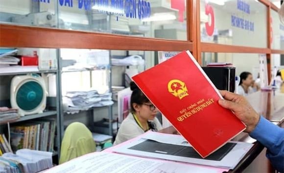 Các khoản phí khi đăng ký cấp sổ đỏ lần đầu, như tiền sử dụng đất, tiền thuê đất (nếu có) và lệ phí trước bạ, đều được tính theo bảng giá đất.