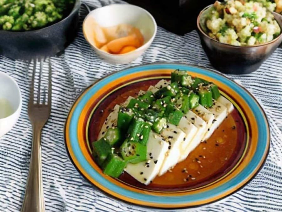 Món đậu phụ chan sốt mè kết hợp đậu bắp – đơn giản, thanh vị nhưng lôi cuốn từ cái nhìn đầu tiên.