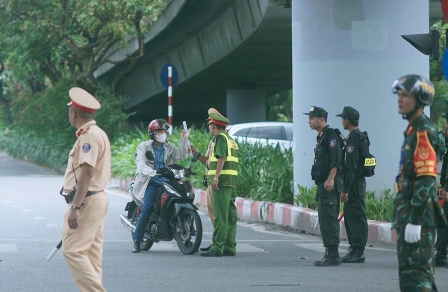 Lực lượng CSGT, CSCĐ, kiểm soát quân sự, công an đã có mặt ở nhiều tuyến đường để điều tiết giao thông. Trong ảnh là nút giao đường Nghi Tàm - Thanh Niên. (Ảnh: Tiền Phong)