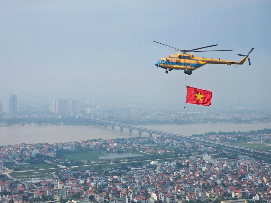 Sáng nay, biên đội máy bay trực thăng treo cờ Đảng, cờ Tổ quốc cũng đã thực hiện bay hợp luyện trên bầu trời Hà Nội. (Ảnh: Lao động)