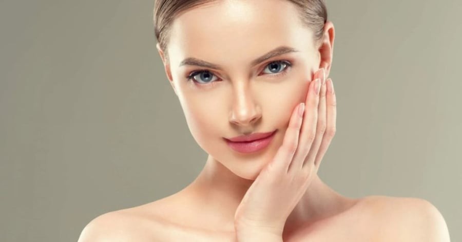 Quá trình glycation cũng diễn ra mạnh hơn, tạo nhiều AGEs phá hủy cấu trúc da.