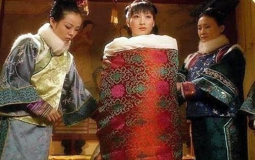 Dù vậy, tất cả vẫn không ngừng tìm cách tranh sủng, bởi chỉ cần một lần được Hoàng đế để mắt, họ có thể đổi lấy địa vị, quyền lực và cuộc sống nhung lụa.