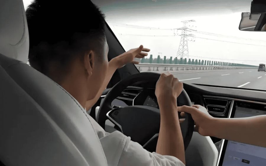 Khi ngồi trên xe, chủ đề trò chuyện thường liên quan đến việc lái xe.