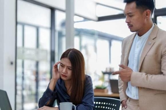 Nhắn tin riêng với đồng nghiệp thân thiết chưa chắc an toàn.