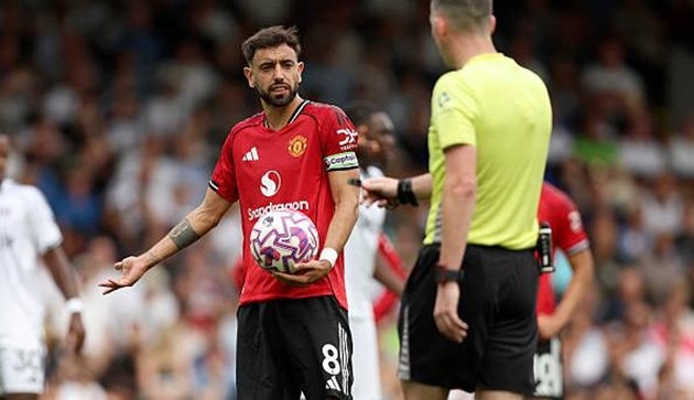 Bruno Fernandes đá hỏng phạt đền ở trận đấu với Fulham.