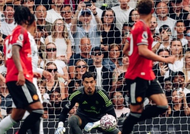 Altay Bayindir ở trận đấu Fulham.