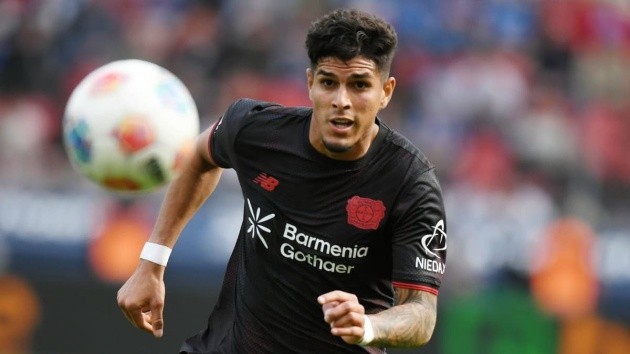 Arsenal lên kế hoạch chiêu mộ Piero Hincapi hè này.