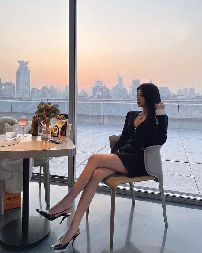 Nếu muốn giữ được vẻ nhẹ nhàng mà vẫn sang, hãy ưu tiên chất liệu da thật, da lộn hoặc giả da cao cấp