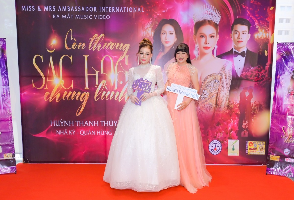 hoa hau thanh thuy con thuong sac hoa chung tinh1