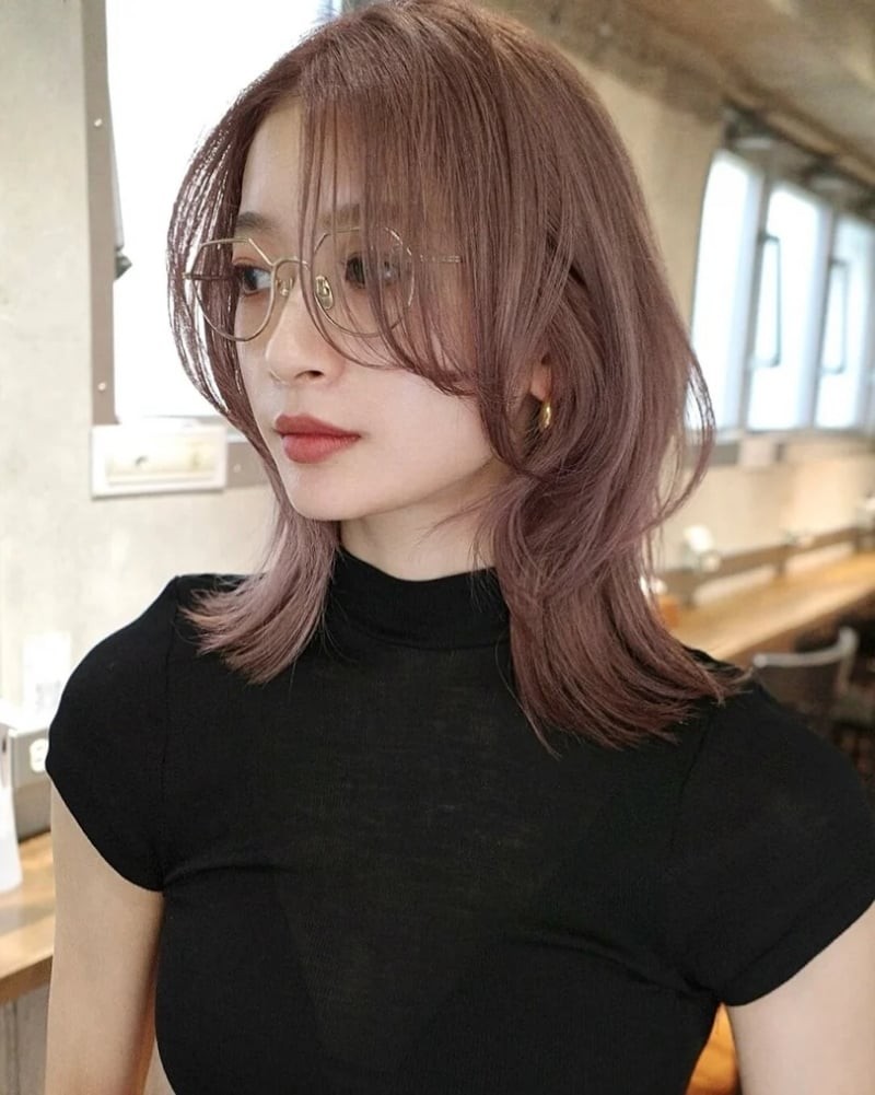 Khi hạ tầng thấp hơn một chút, kiểu tóc này sẽ trông mềm mại, dễ dàng biến đổi giữa nét ngầu và nhẹ nhàng.