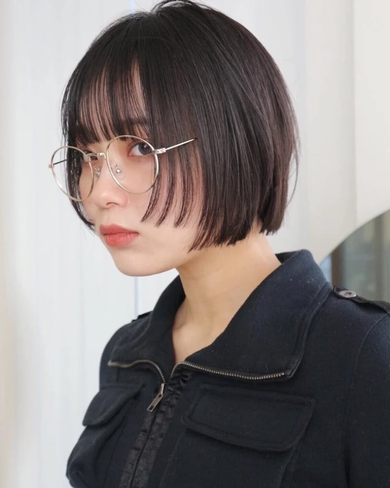 Đường cắt tầng rõ rệt ở hai bên má chính là “vũ khí” giúp gương mặt thon gọn, che đi gò má và xương hàm.