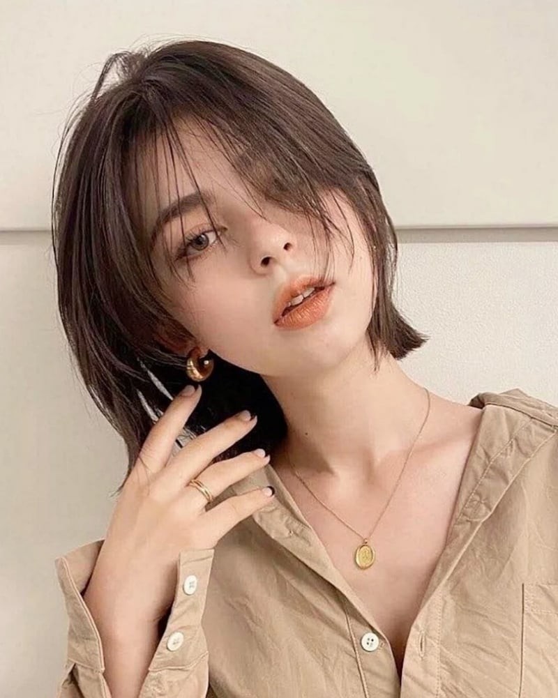Phần đuôi tóc được tạo độ vểnh nhẹ tự nhiên, kết hợp đường cong chữ S giúp gương mặt cân đối và thanh thoát hơn.