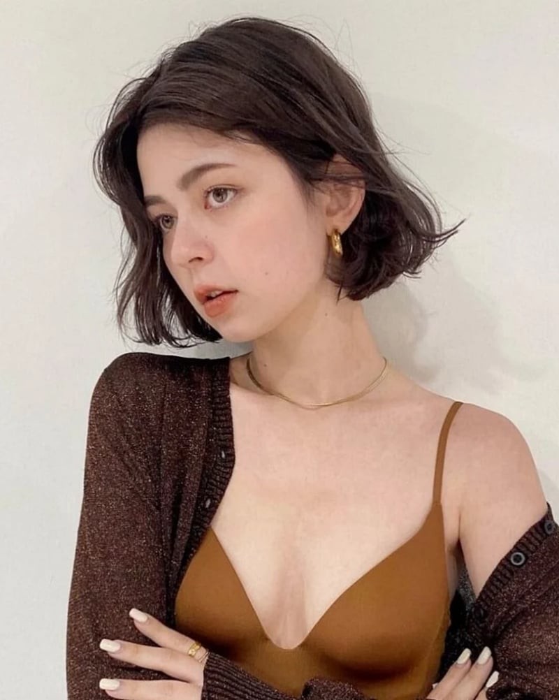 Dài ngang vai, tóc được uốn cong nhẹ hướng ra ngoài tạo vẻ bồng bềnh và phóng khoáng.