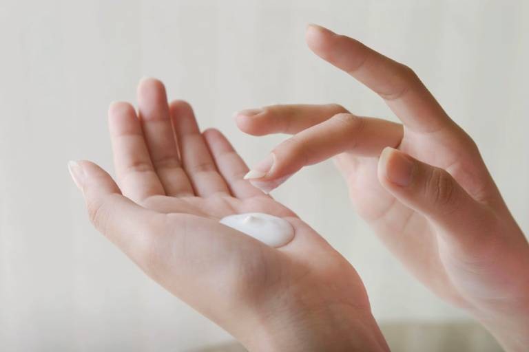 Việc kiểm tra loại da định kỳ sẽ giúp bạn luôn chọn đúng sản phẩm phù hợp.