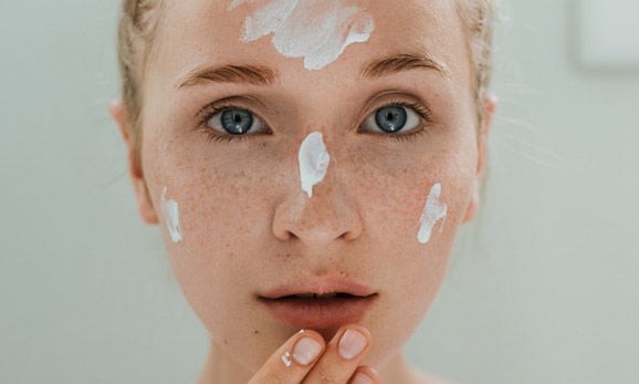 Bảng thành phần chính là “ngôn ngữ” của sản phẩm, tiết lộ tất cả những gì sẽ tác động trực tiếp lên da bạn.