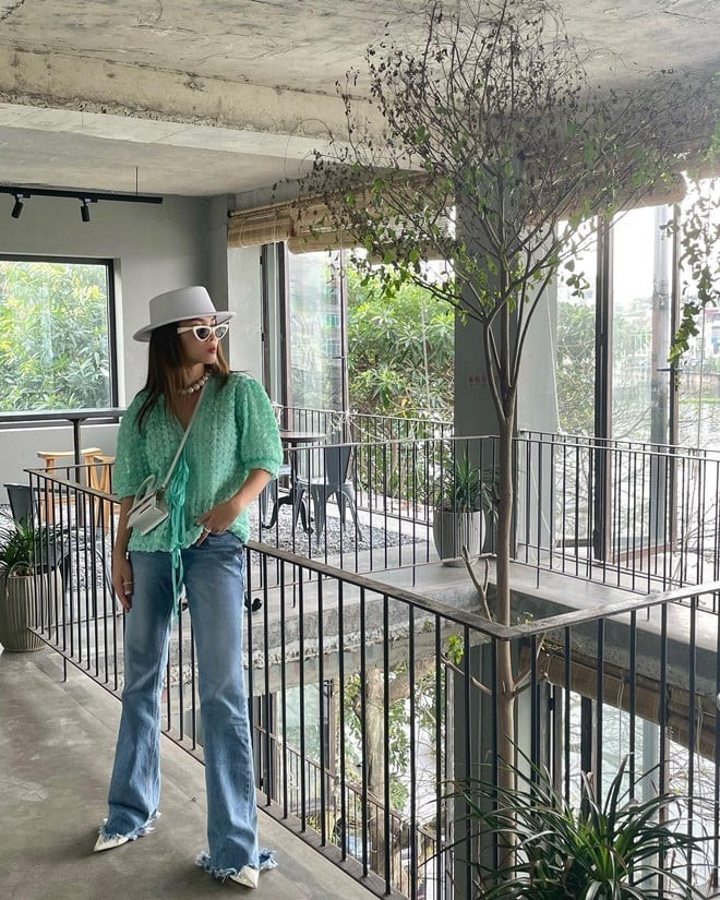 Quần jeans ống vẩy có đặc trưng ôm nhẹ ở phần hông và đùi, sau đó loe dần xuống ống