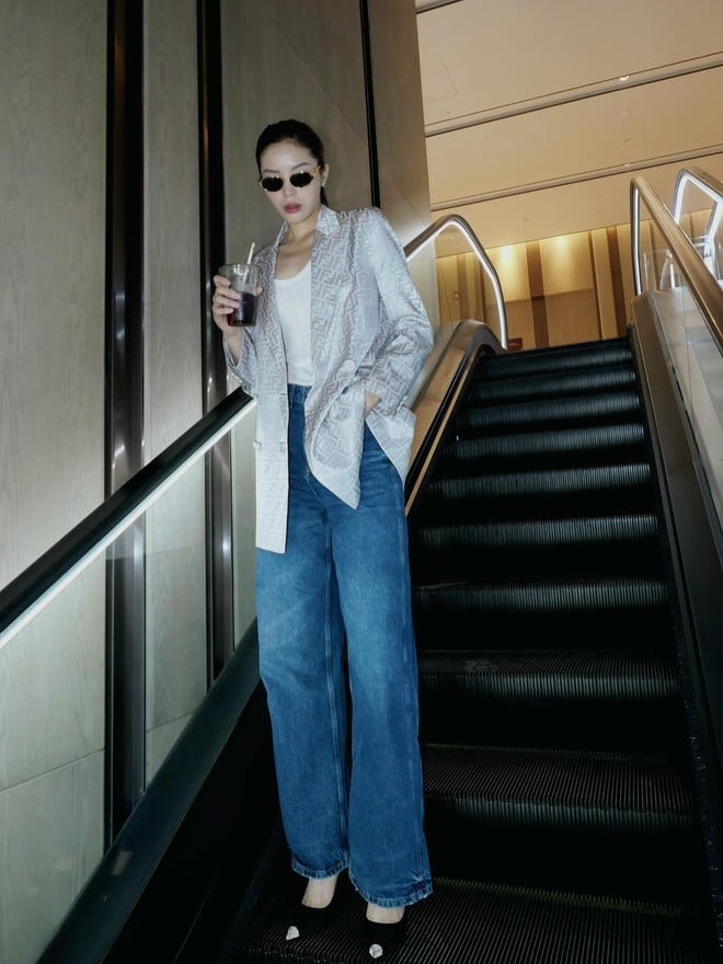 Quần jeans ống rộng trở thành “ngôi sao” của làng thời trang nhờ sự phóng khoáng và cá tính
