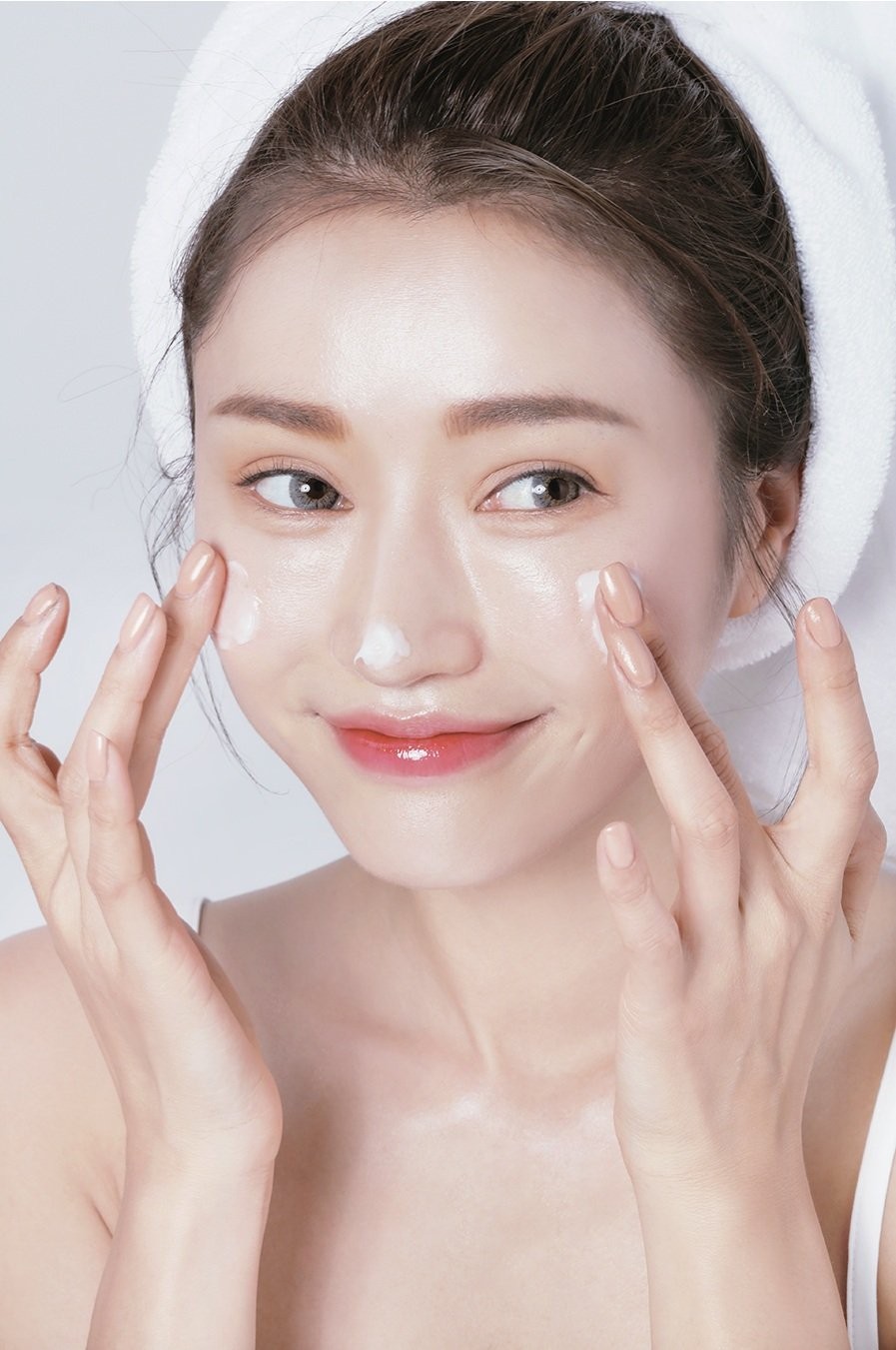 Nước tẩy trang gốc nước (micellar water) là lựa chọn tối ưu vì công thức thường nhẹ nhàng