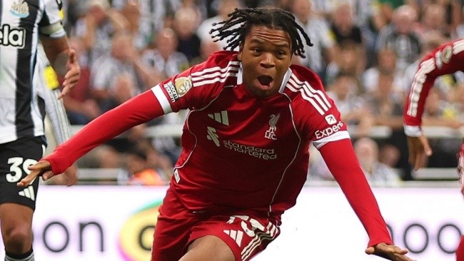Rio Ngumoha ghi bàn thắng quý giá cho Liverpool.