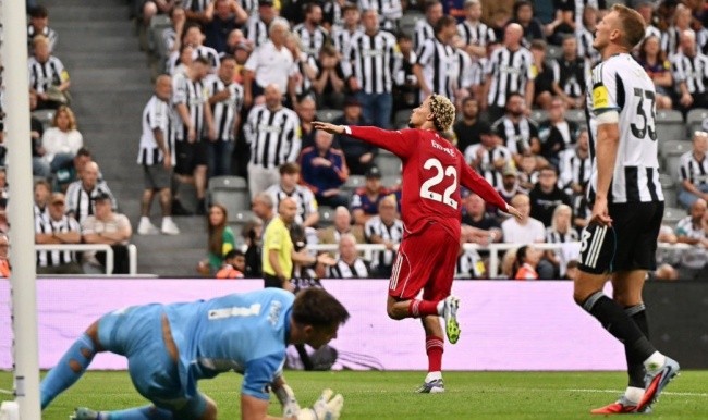 Liverpool dẫn trước đối thủ 2-0.
