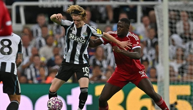 Ibrahima Konate tiếp tục bị chỉ trích.