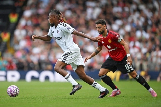 Iwobi và đồng đội khai thác tốt điểm yếu của MU.