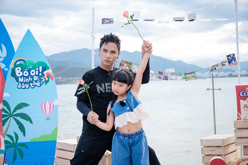 bo_neko_le_va_con_gai_audi_2_ambe