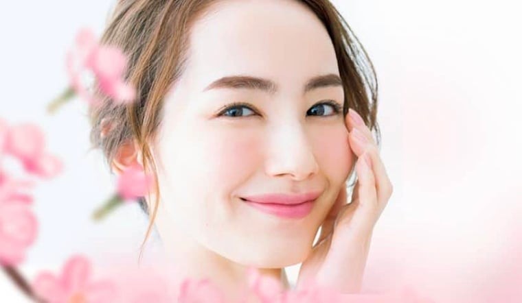 Việc thoa kem chống nắng mỗi ngày, kể cả khi trời râm mát, là thói quen không thể thiếu.