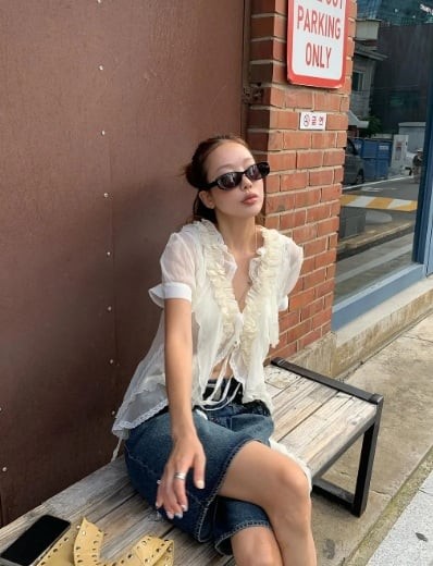 Cổ chữ V luôn là lựa chọn thân thiện với dáng tam giác ngược.