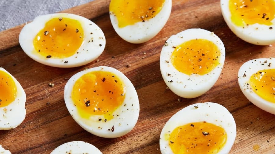 Trứng luộc lòng đào được hâm nóng không đảm bảo tiêu diệt hết vi khuẩn có hại.