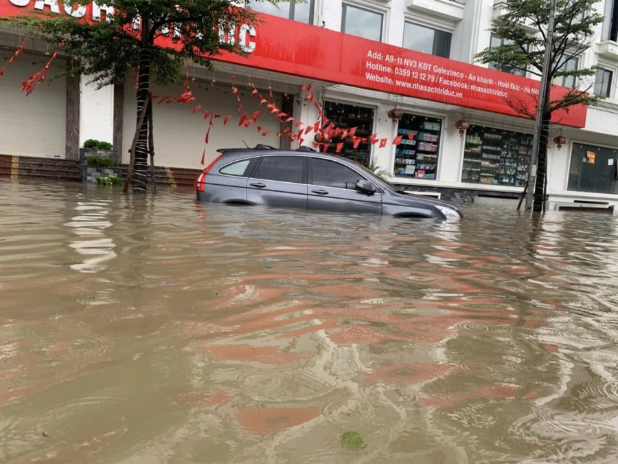 Tại Khu đô thị Nam An Khánh (xã Hoài Đức, Hà Nội), đến 2h chiều, nước vẫn chưa rút. (Ảnh: Lao Động)