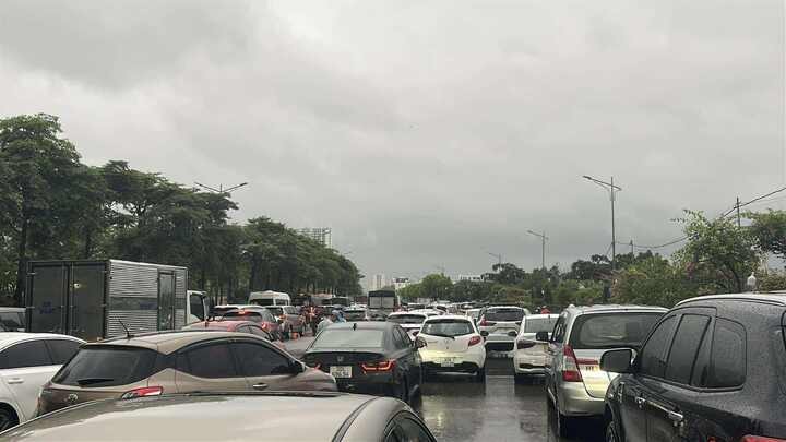 Các phương tiện gần như không thể di chuyển trên tuyến đường Phạm Tu. (Ảnh: VTC news)