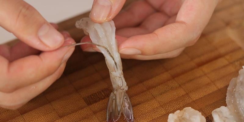 Sợi chỉ đen được rút ra khỏi thân tôm một cách dễ dàng – chỉ cần khéo léo một chút là bạn đã có nguyên liệu chế biến hoàn hảo.