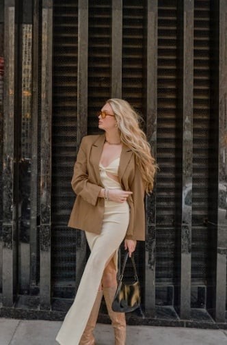 Một trong những công thức được yêu thích nhất chính là sự kết hợp giữa blazer và váy hai dây. 