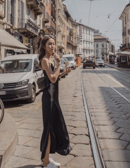 Little Black Dress – chiếc váy đen huyền thoại – từ lâu đã được xem là biểu tượng vượt thời gian của sự thanh lịch. 