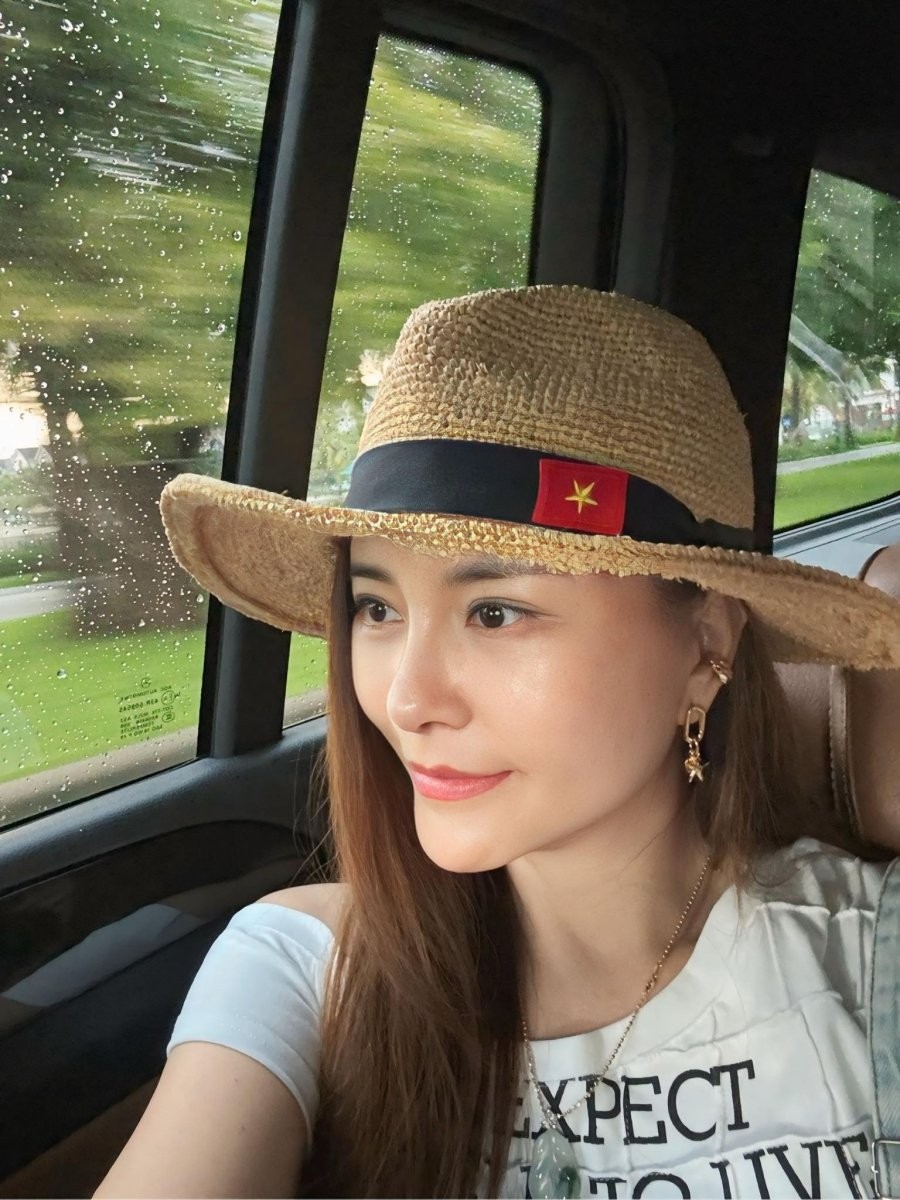 Nức ảnh này khiến nhiều người bất ngờ khi cô để lộ chiếc cằm dài khác lạ sau dao kéo.