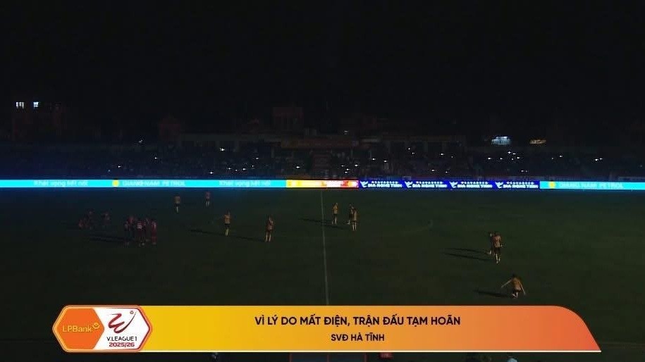 Trận đấu trên sân Hà Tĩnh đã phải tạm hoãn vì mất điện.