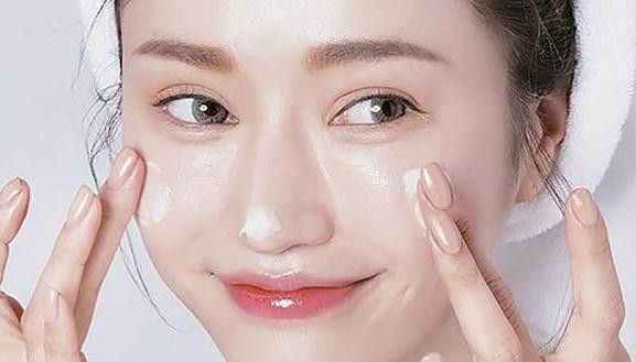 Bạn bạn hoàn toàn có thể cải thiện da mụn ẩn bằng một chu trình skincare hợp lý