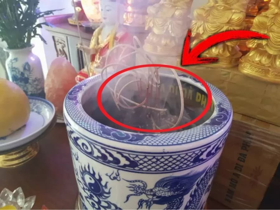 Dấu hiệu bạn cần tay ngay bát hương
