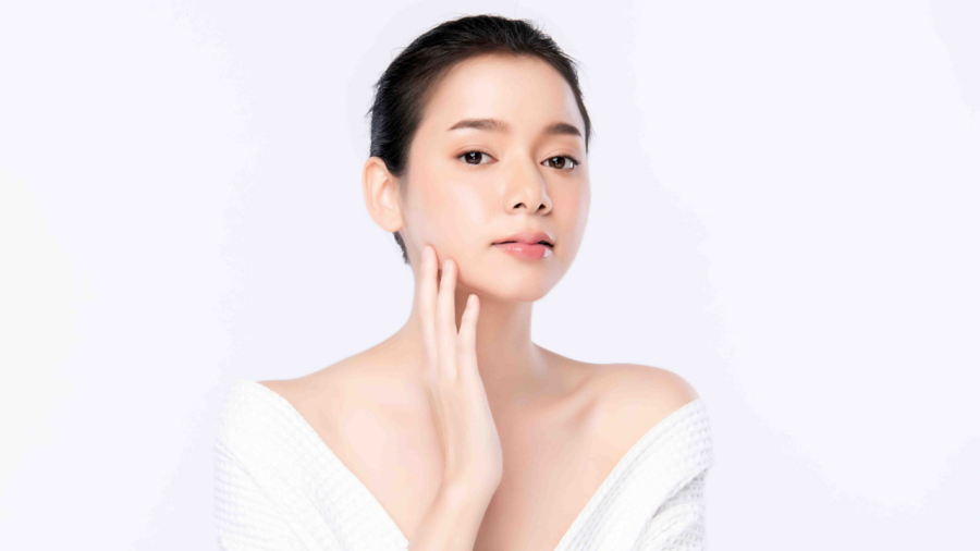 Nếu muốn gương mặt tươi tắn hơn, bạn có thể lựa chọn son dưỡng có màu nhẹ hoặc những tông son mỏng mịn như san hô, hồng đào