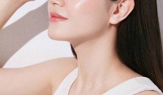 Bạn có thể bắt đầu bằng việc rửa mặt bằng loại sữa rửa dịu nhẹ để loại bỏ mồ hôi, bụi bẩn và dầu thừa.