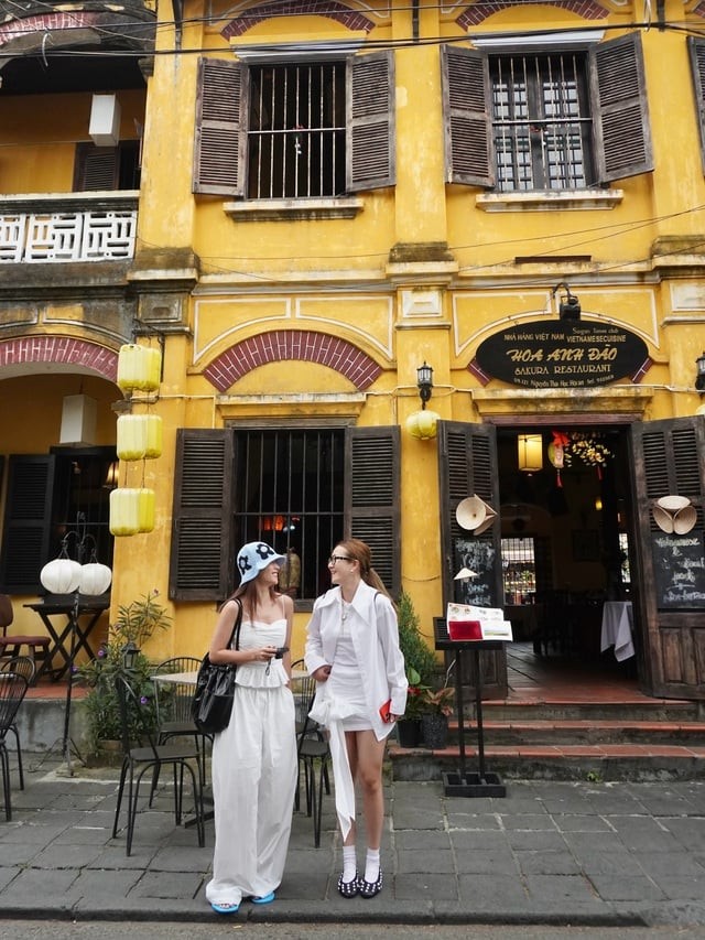 Yến Trang lựa chọn set đồ này để khoe nét phóng khoáng, thanh thoát.