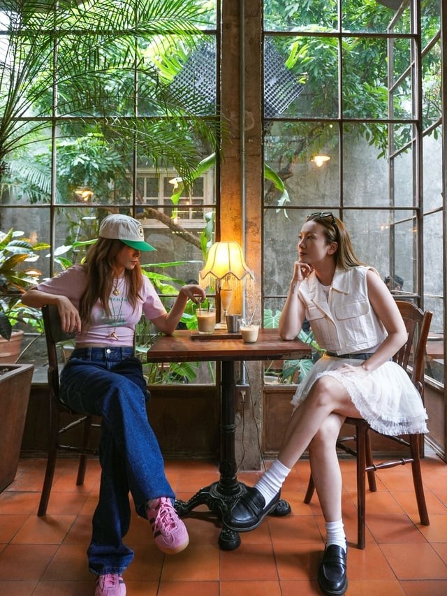 Ở tuổi 40, cả hai vẫn “cân” trọn những outfit xì tin
