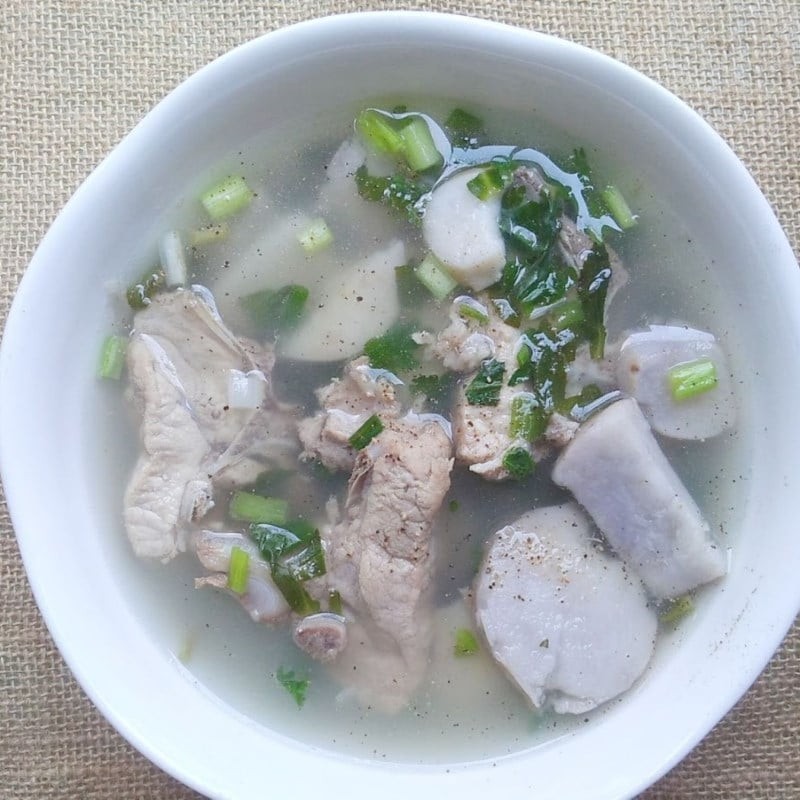 Canh khoai sọ nấu xương – ngọt thanh từ xương hầm, bùi béo của khoai, ấm bụng cho ngày se lạnh.