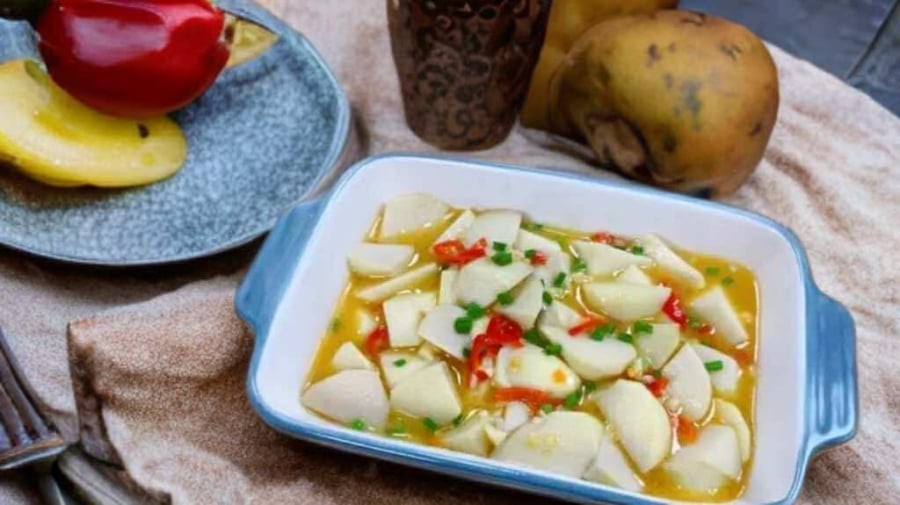 Khoai sọ xào tương ớt chua ngọt – mềm dẻo, cay cay, chua ngọt hài hòa, ăn cùng cơm nóng thì ngon hết nấc.
