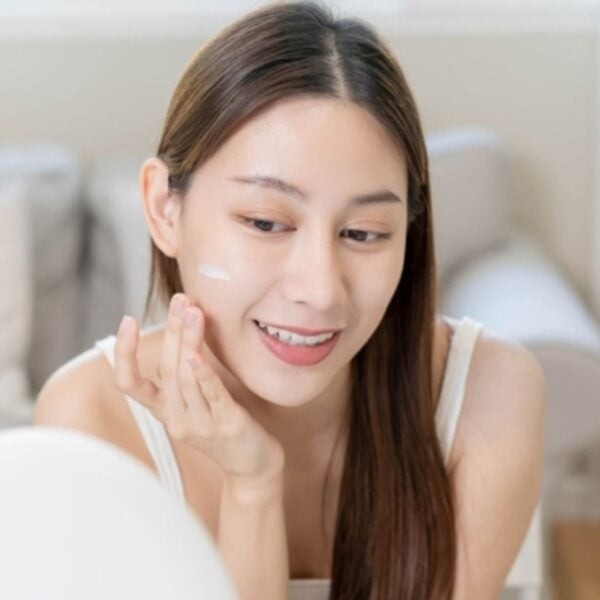Nếu bỏ quên bước dưỡng ẩm, da có nguy cơ khô căng, bong tróc, thậm chí dễ nổi mụn do mất cân bằng.
