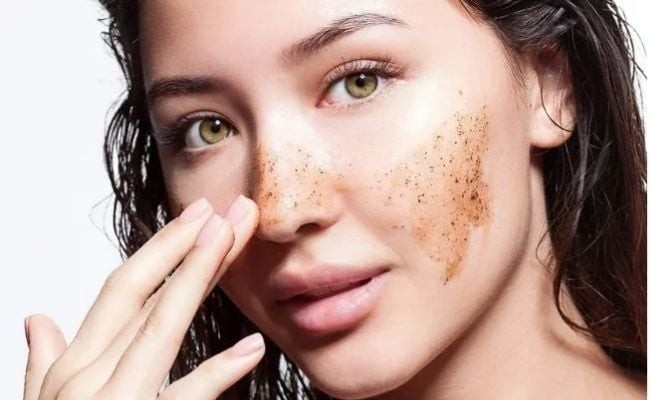 Khi lớp màng này bị tổn thương, da sẽ khô ráp, bong tróc, dễ mẩn đỏ và trở nên nhạy cảm hơn bao giờ hết.