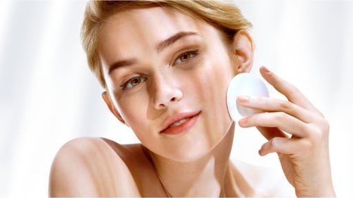 Gel thường làm sạch lớp trang điểm nhẹ, đồng thời giữ lại độ ẩm cần thiết cho da