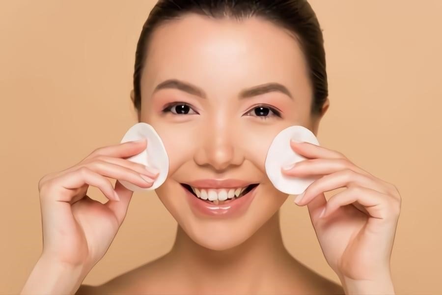 Hiện nay, thị trường mỹ phẩm mang đến rất nhiều loại tẩy trang với kết cấu và công dụng khác nhau, phù hợp cho từng nhu cầu và loại da.